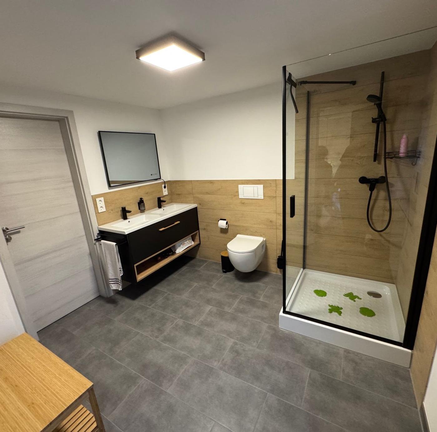 Modernes Bad mit Dusche