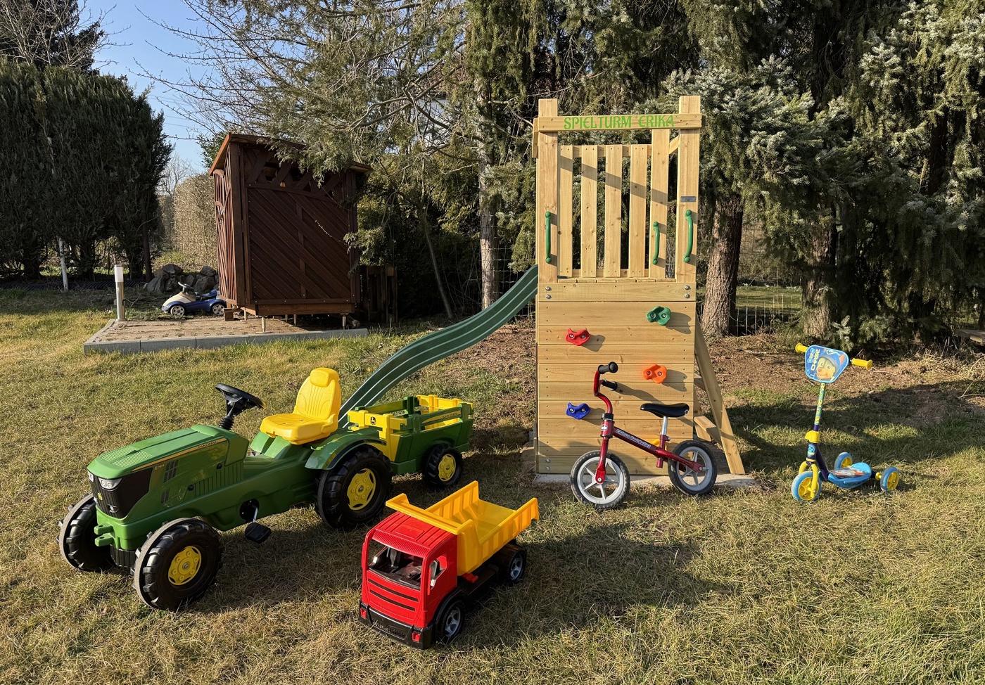 Spielturm, Rutsche und Trettraktor im Garten
