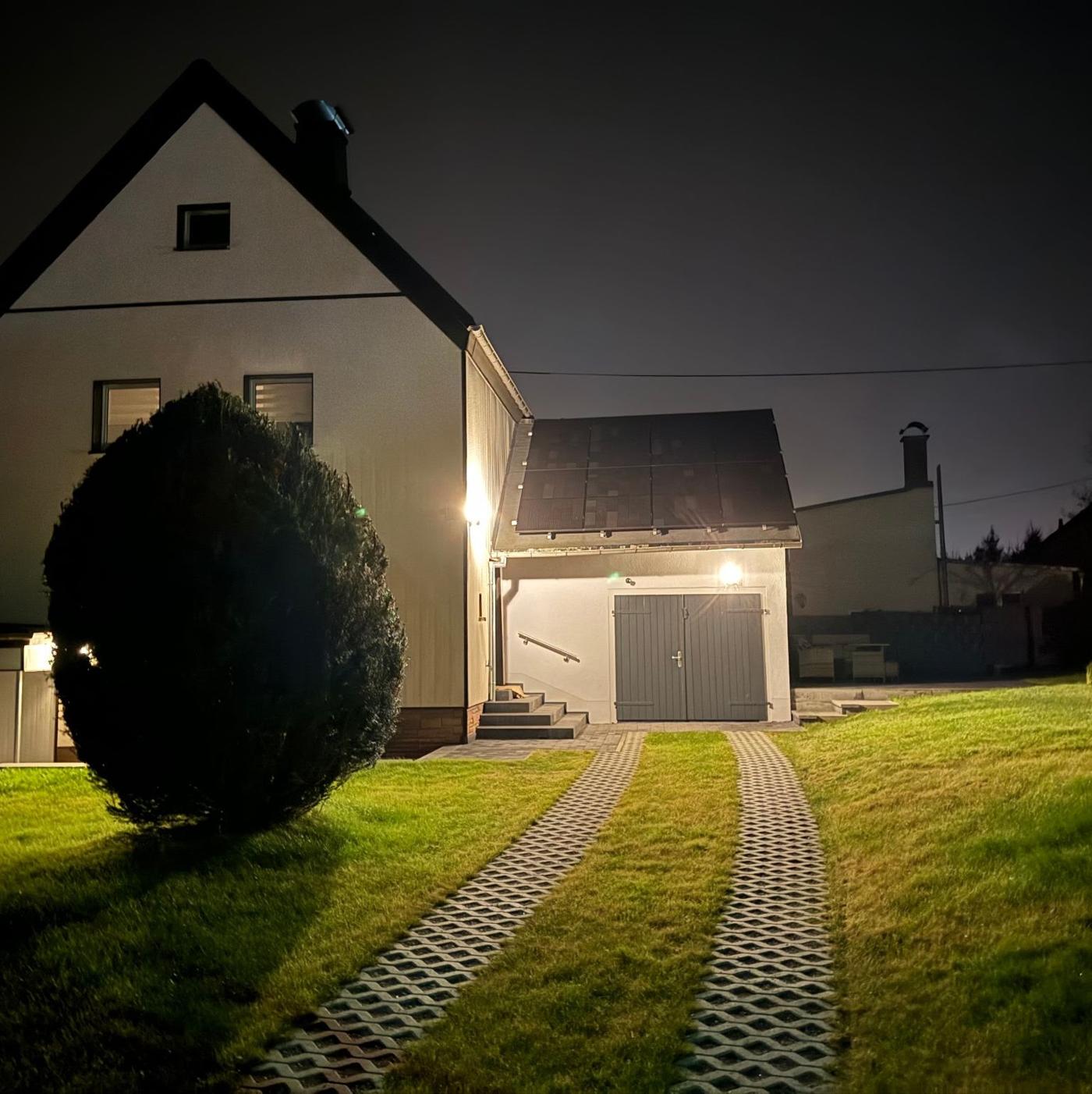 Das Haus am Abend mit Beleuchtung