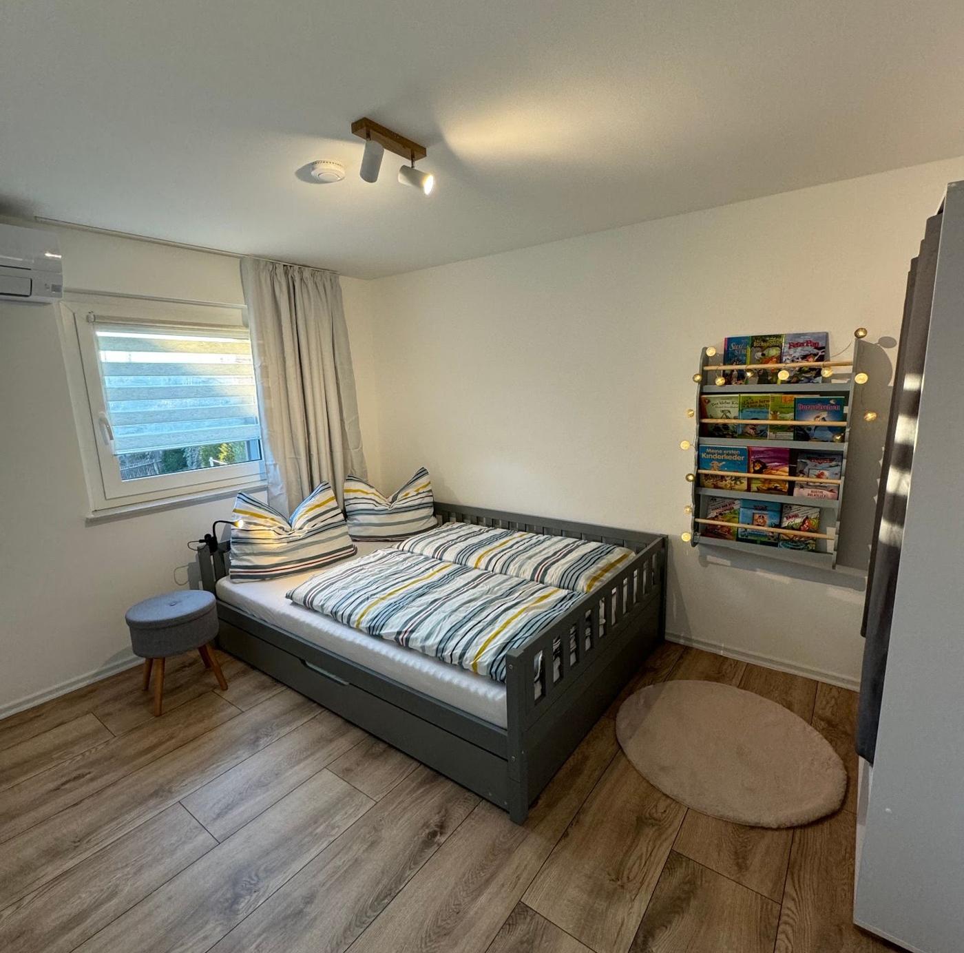 Zweites Schlafzimmer mit Bücherregal