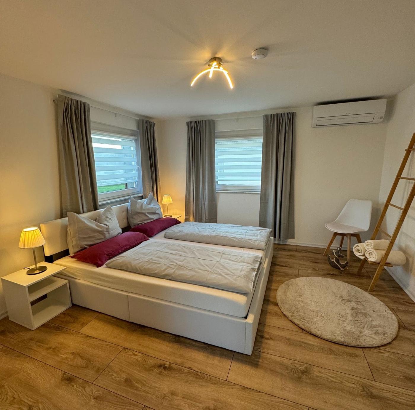 Schlafzimmer mit Doppelbett