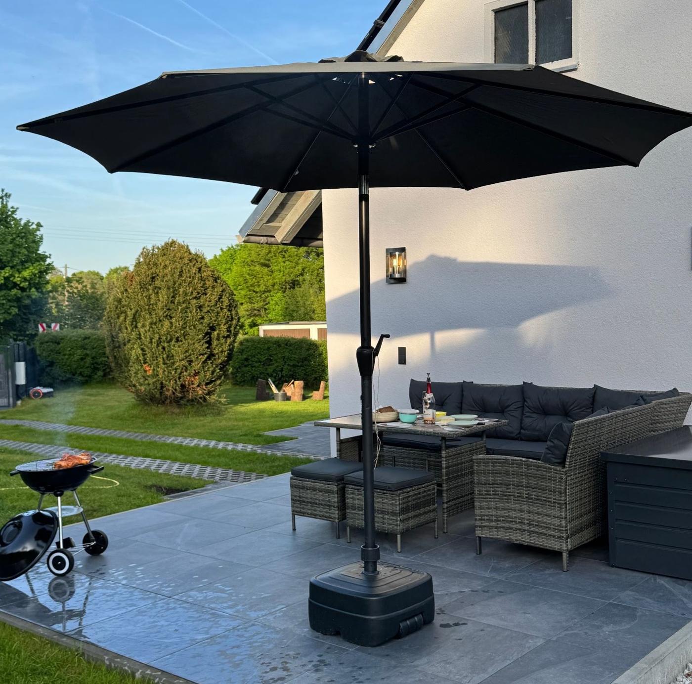 Terrasse mit Lounge und Sonnenschirm